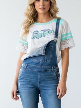 FARM GIRL likes to play in HAYLOFT👚 lace sleeves